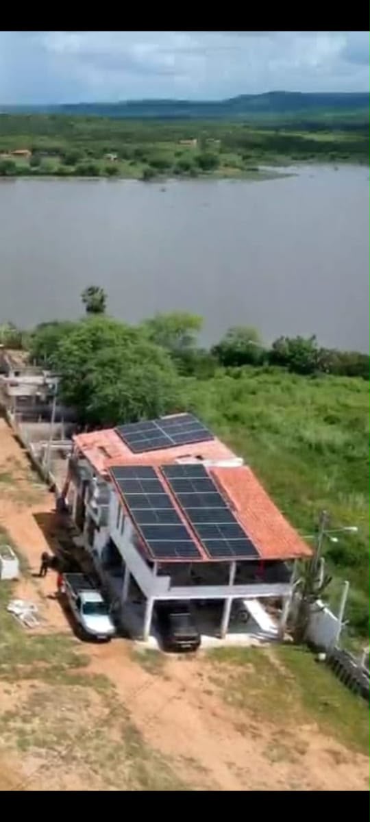 Painéis solares instalados no telhado de uma residência