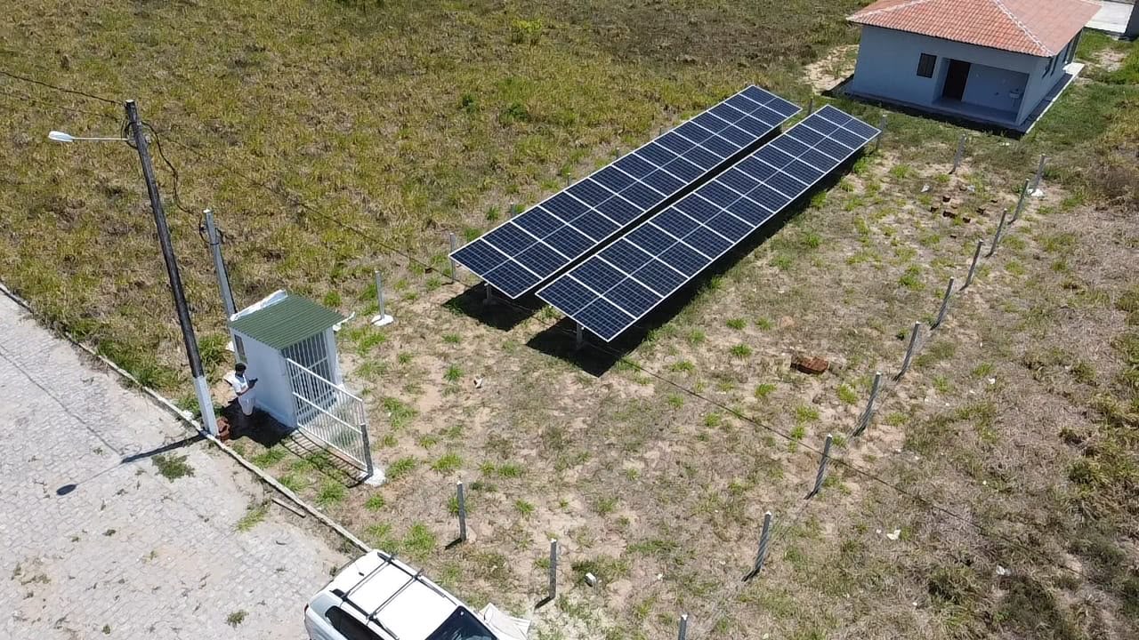 Usina solar em solo instalada em propriedade rural