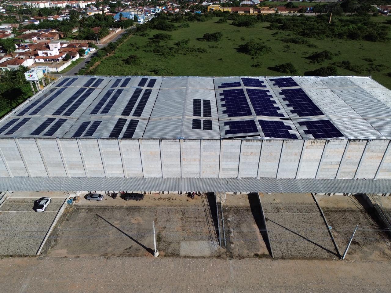 Vista aérea de galpão industrial com sistema solar instalado no telhado