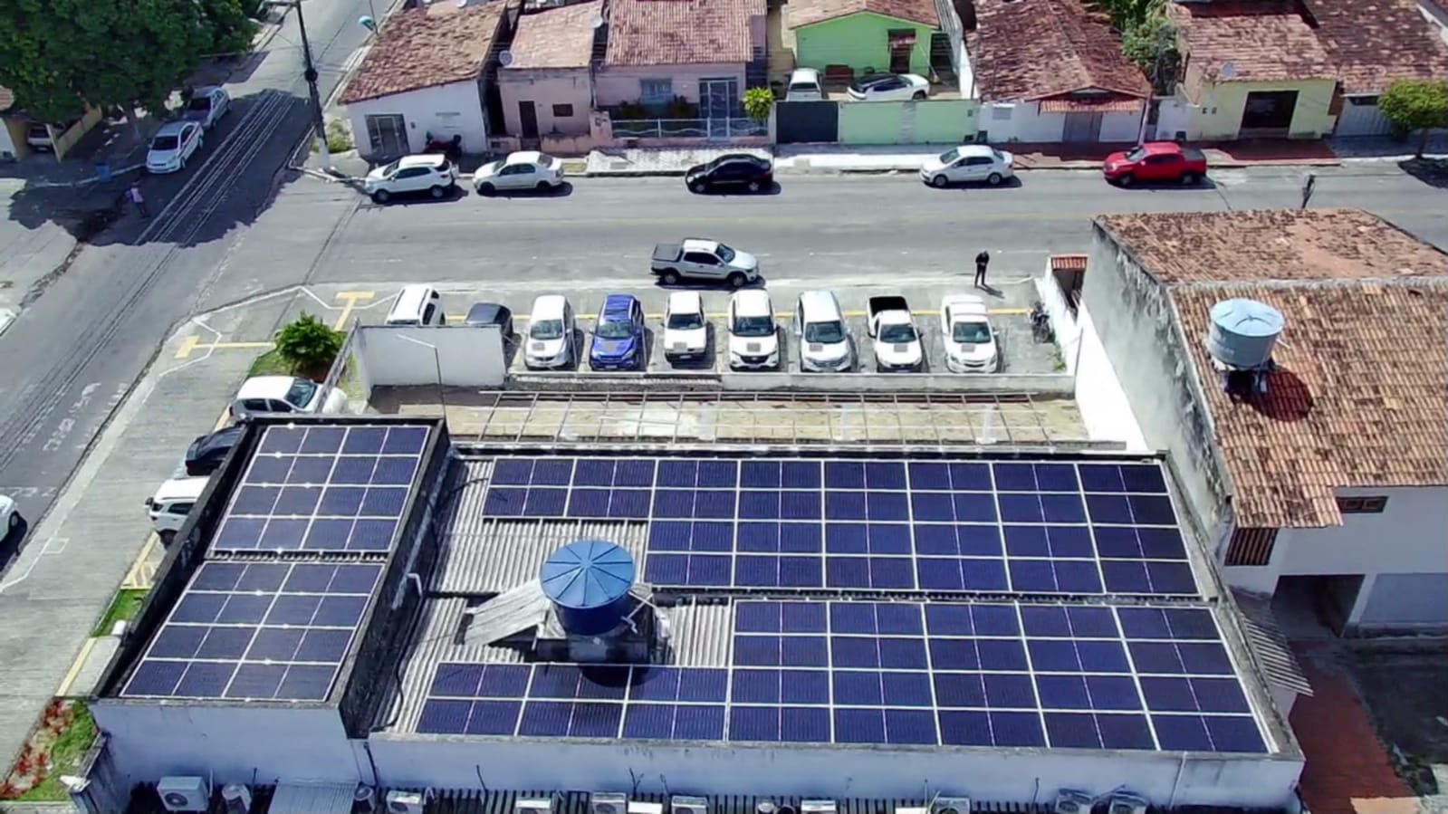Vista aérea de painéis solares instalados no telhado de um imóvel no Rio Grande do Norte